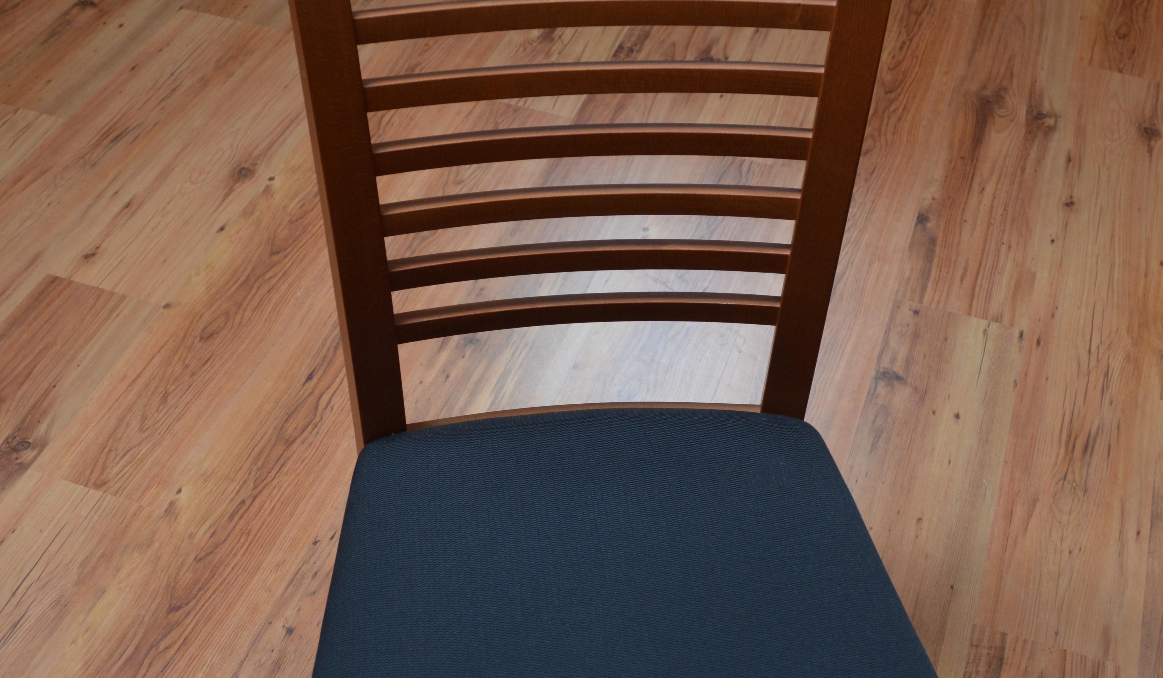 2 Tische mit 13 Stühlen