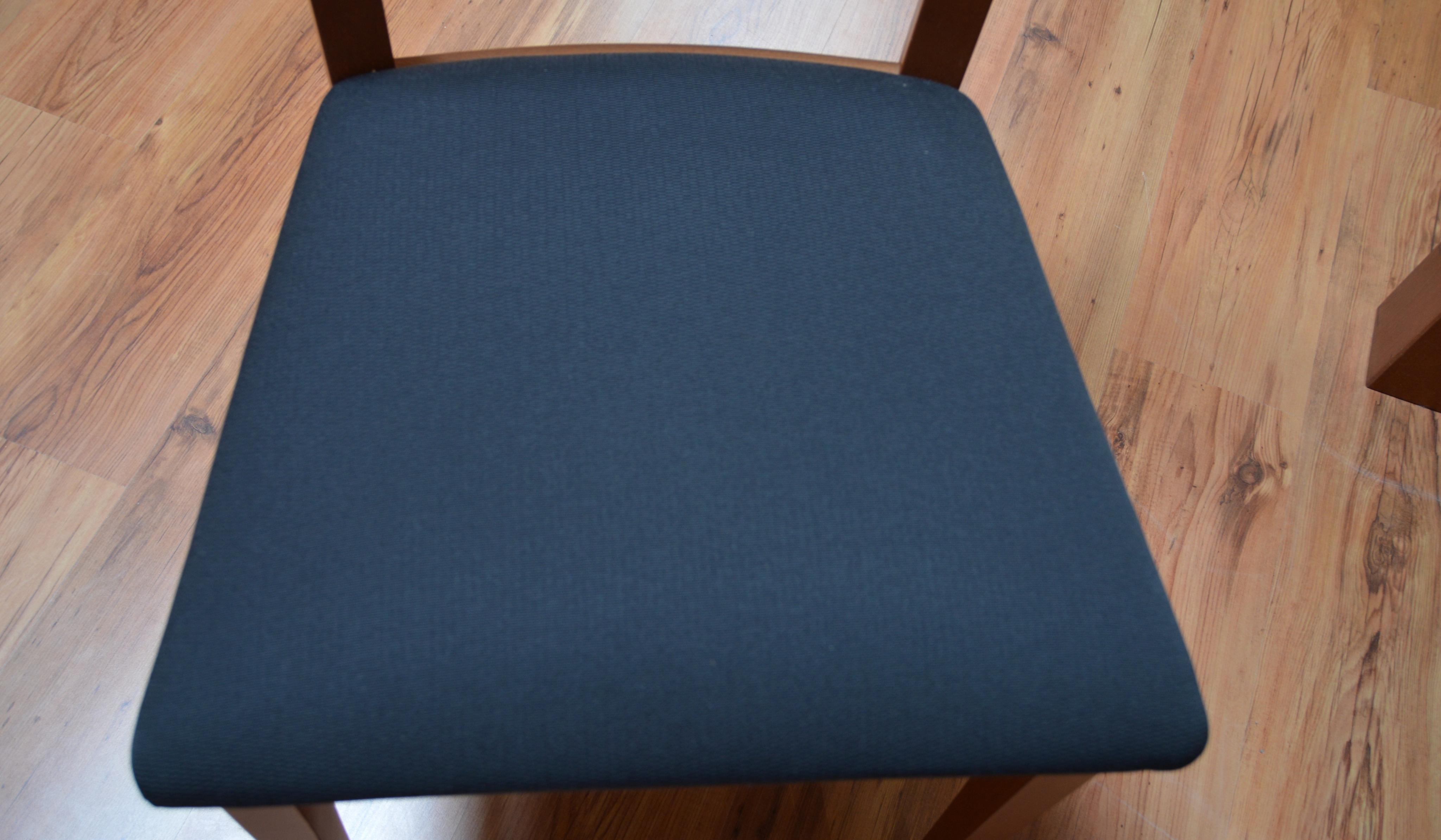 2 Tische mit 13 Stühlen