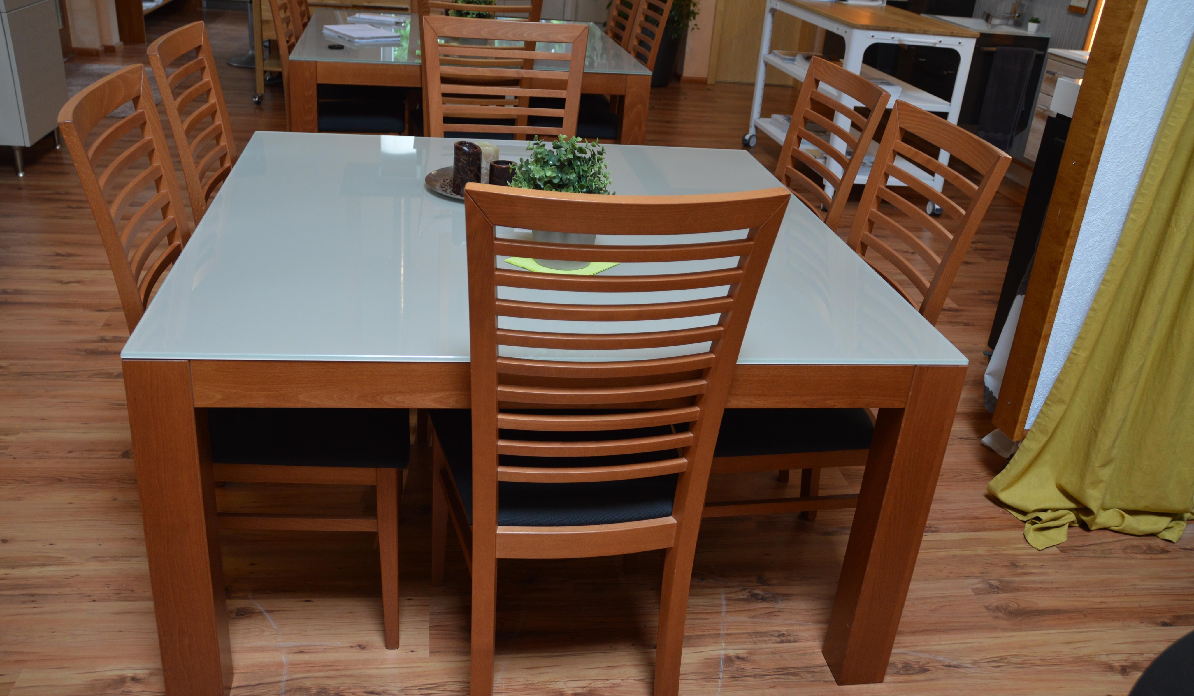 2 Tische mit 13 Stühlen