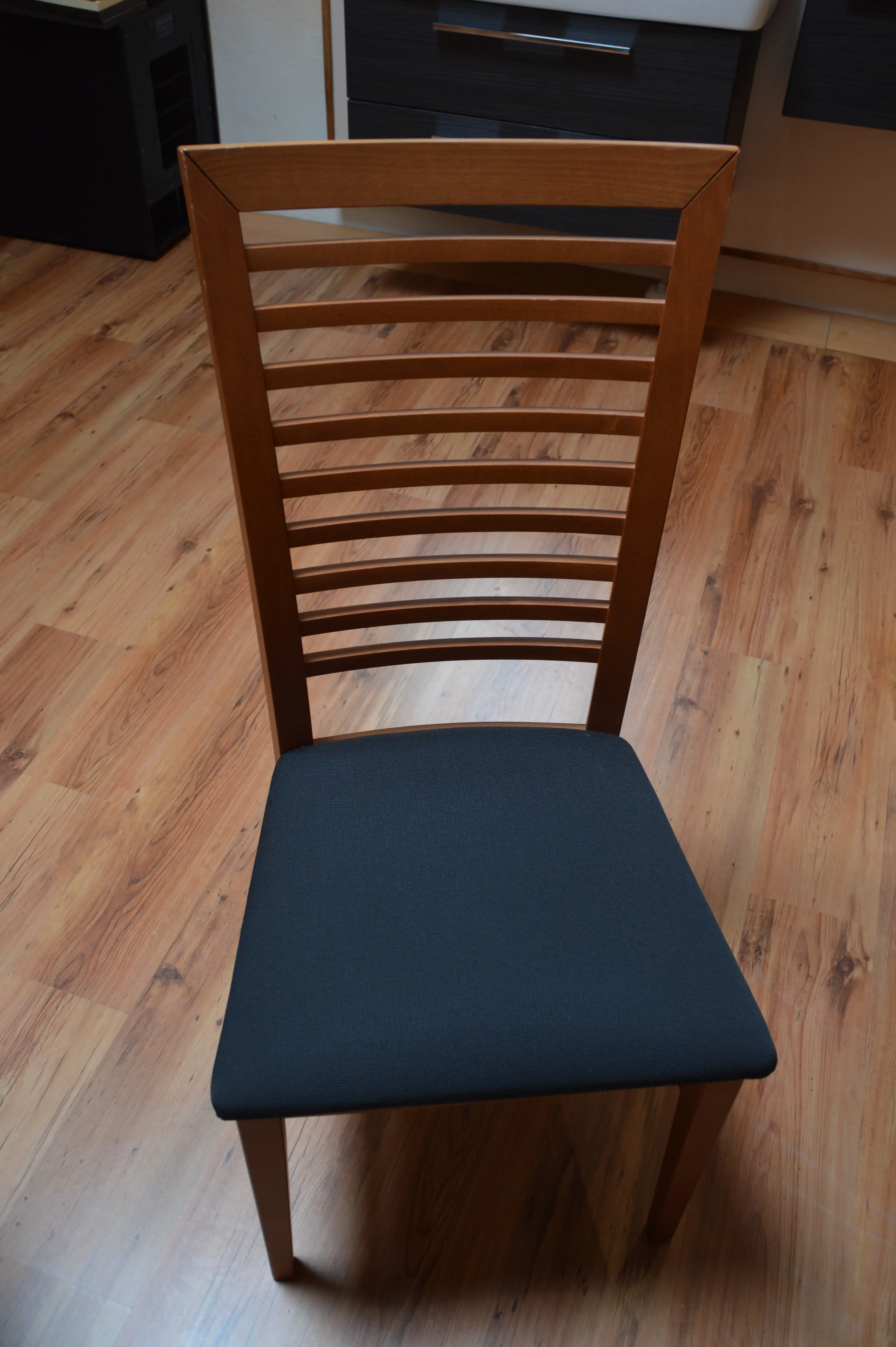 2 Tische mit 13 Stühlen