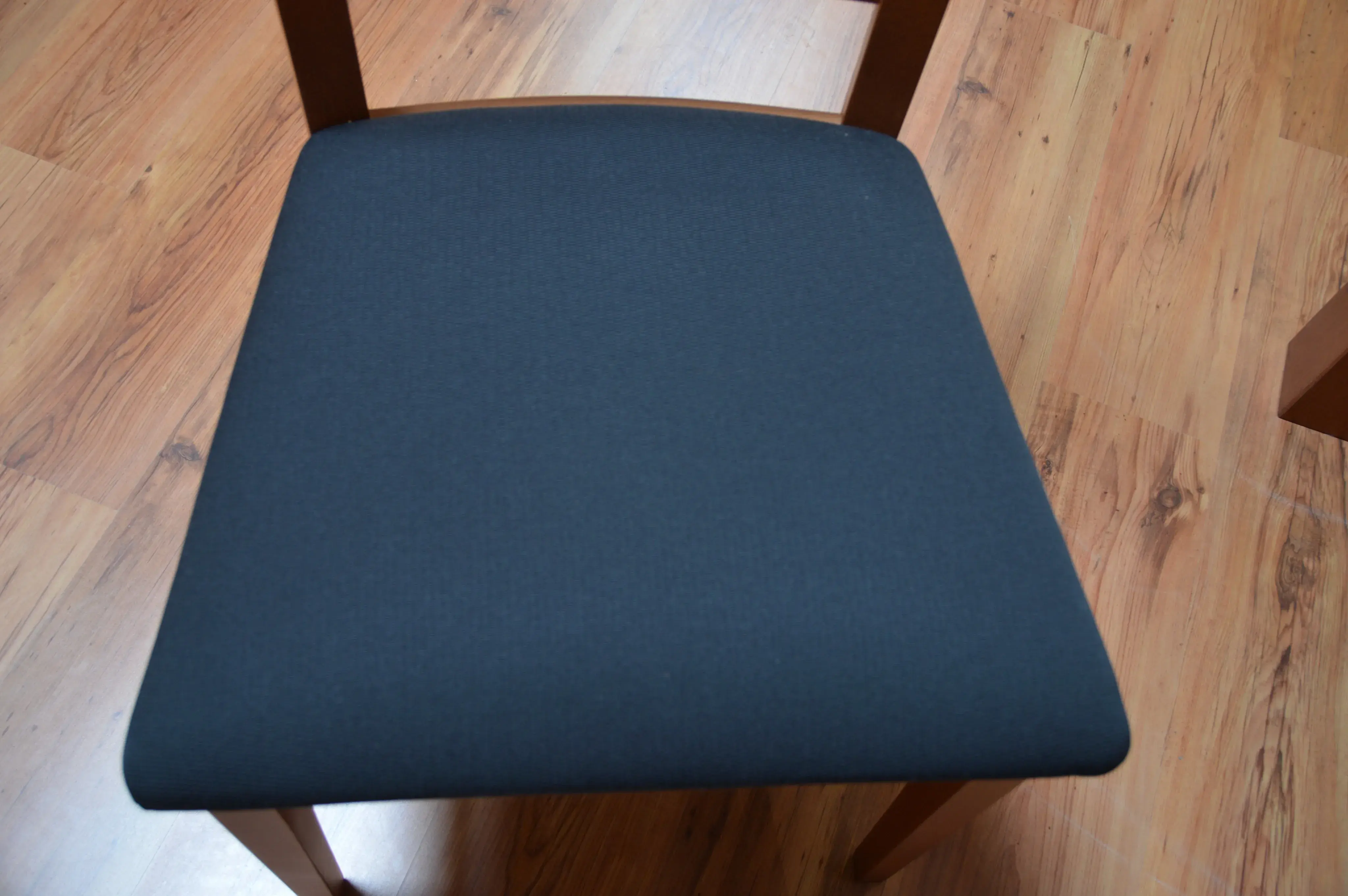 2 Tische mit 13 Stühlen