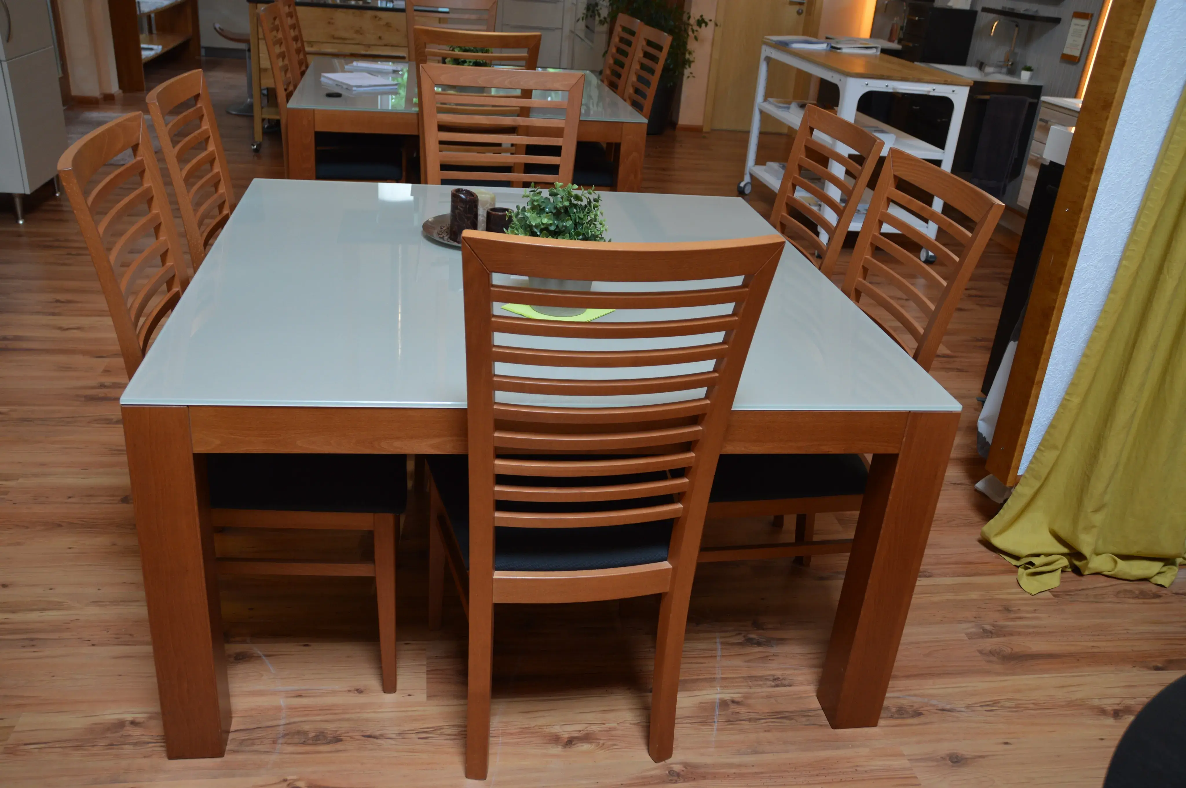 2 Tische mit 13 Stühlen